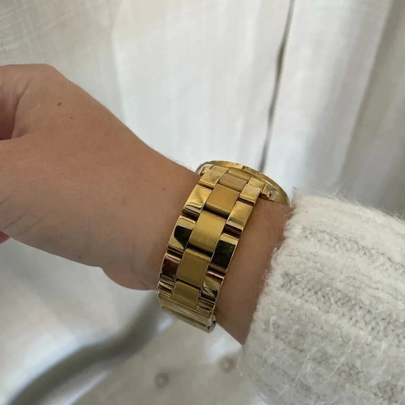 Women's Michael Kors Pearl Shell Watch. - Picture 6 of 7